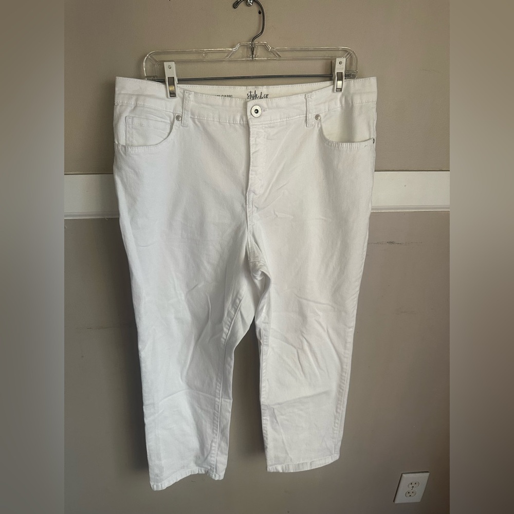 Style & Co. White Curvy Capri Pants Size 14